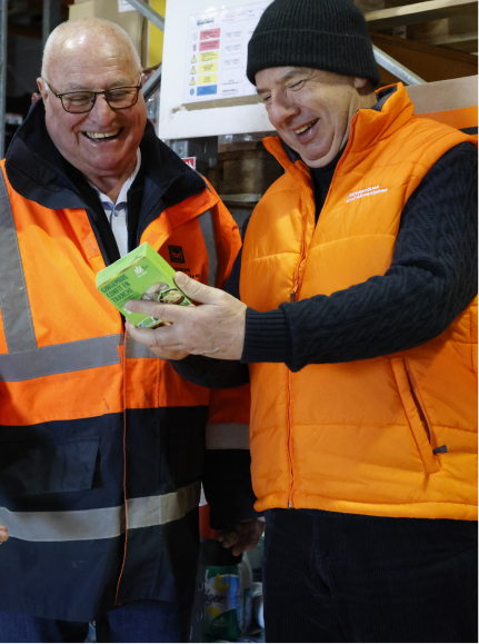 Bénévoles d'une banque alimentaire en plein tri