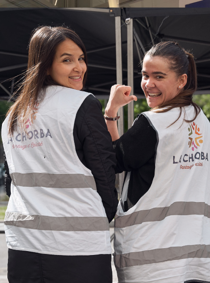 Bénévoles de La Chorba en gilet de distribution