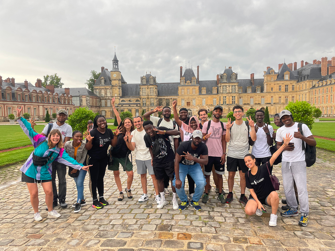 Groupe de jeunes bénévoles au château de Fontainebleau