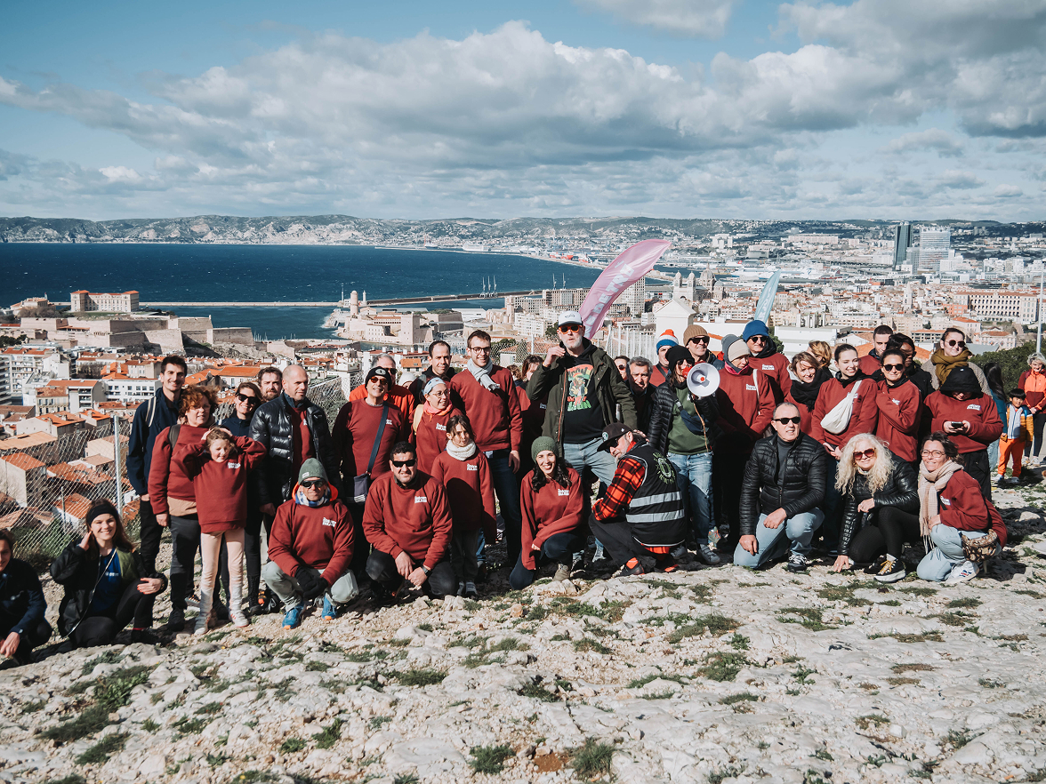 Groupe de bénévoles sur les hauteurs de Marseille