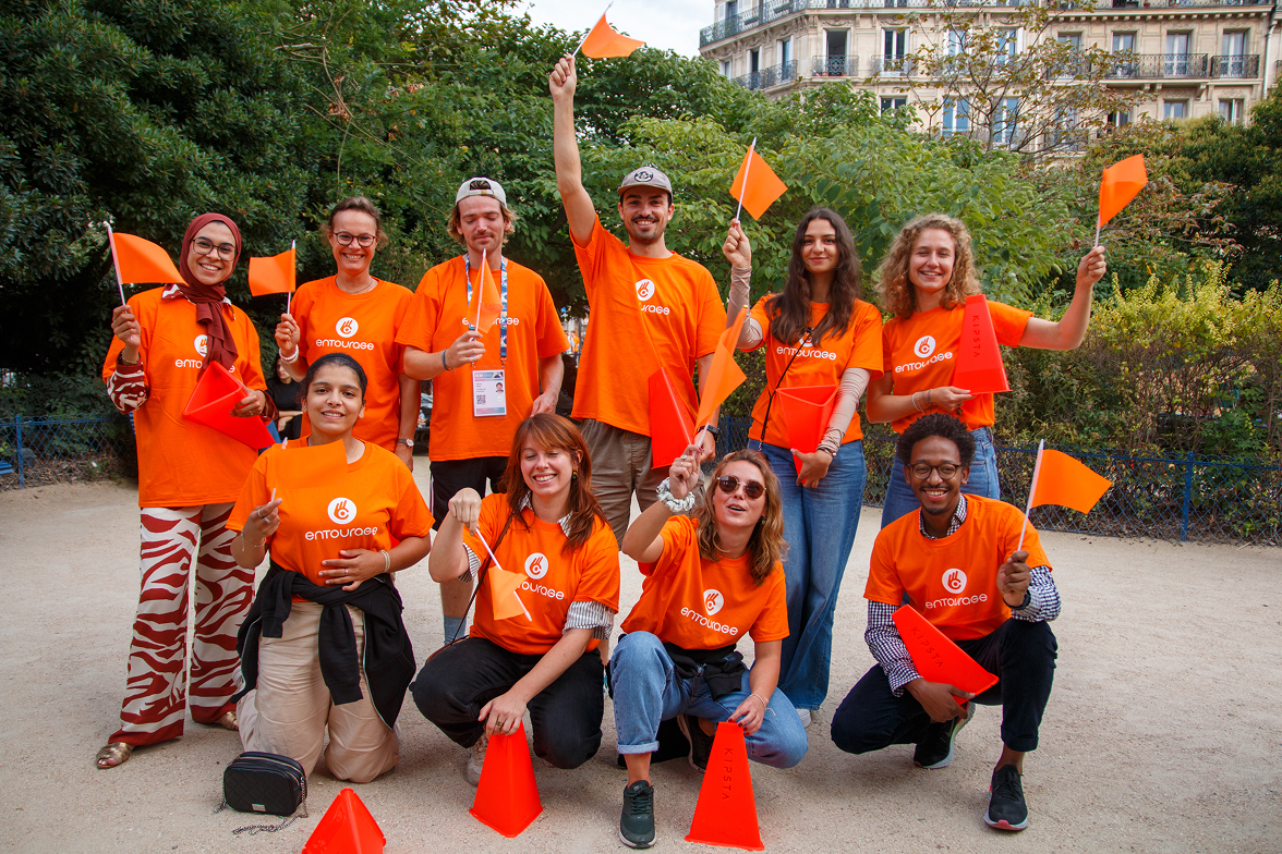Bénévoles Entourage avec drapeaux orange dans un parc